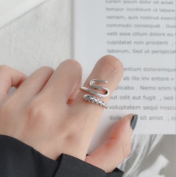 AVEURI  2023 New Gothic Personality Tibetan Metal Vintage Cross Geometric Irregularity Punk Adjustable Open Finger Rings For Wome