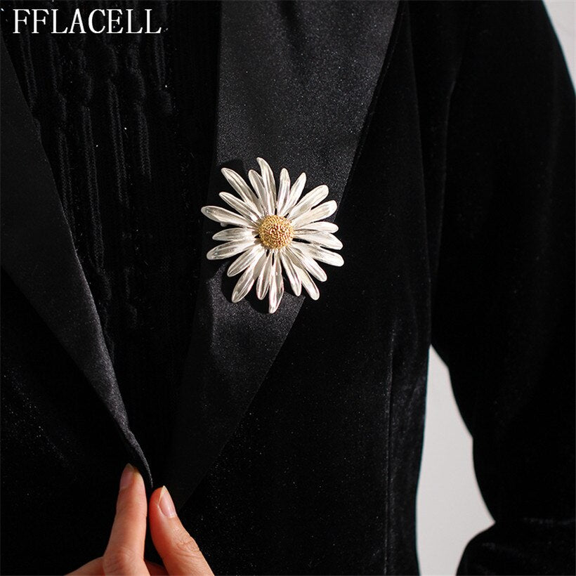 AVEURI NEW Female Male Elegant Vintage Metal Plant Flowers Daisy Brooch For Women Man Collar Accessories Couple Jewelry Gifts