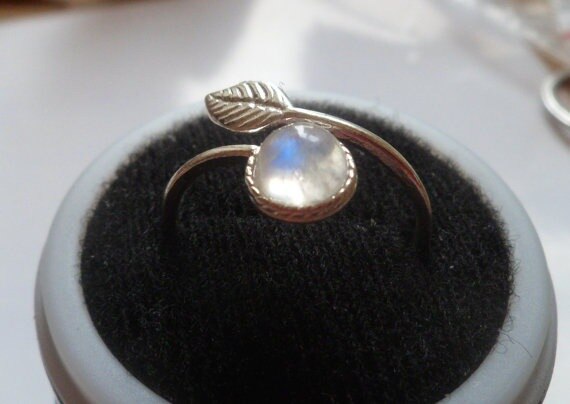 Christmas Gift alloy Adjustable Moonstone Leaf Rings For Women Wedding Birthday Creative Fashion Jewelry  jz070