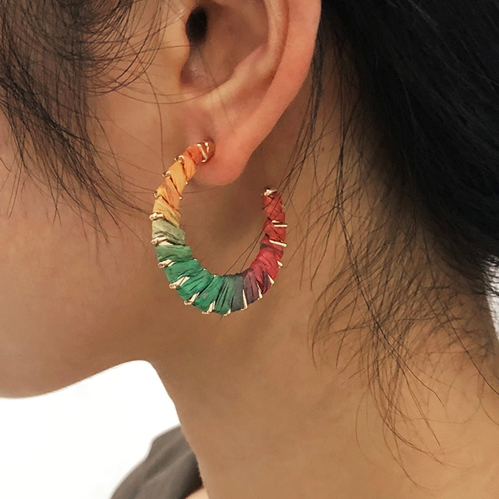 Aveuri 2023 New Design Raffia Gradient Hoops Earrings For Women Statement Fashion Wedding Party Earrings Jewelry Gifts