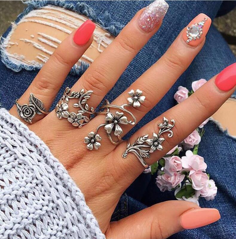 Aveuri 4pcs/set Antique Silver Color Vintage Bohemia Ring Set Rose Flower Rings for Women Charm Bohemia Floral Knuckle Ring 6047