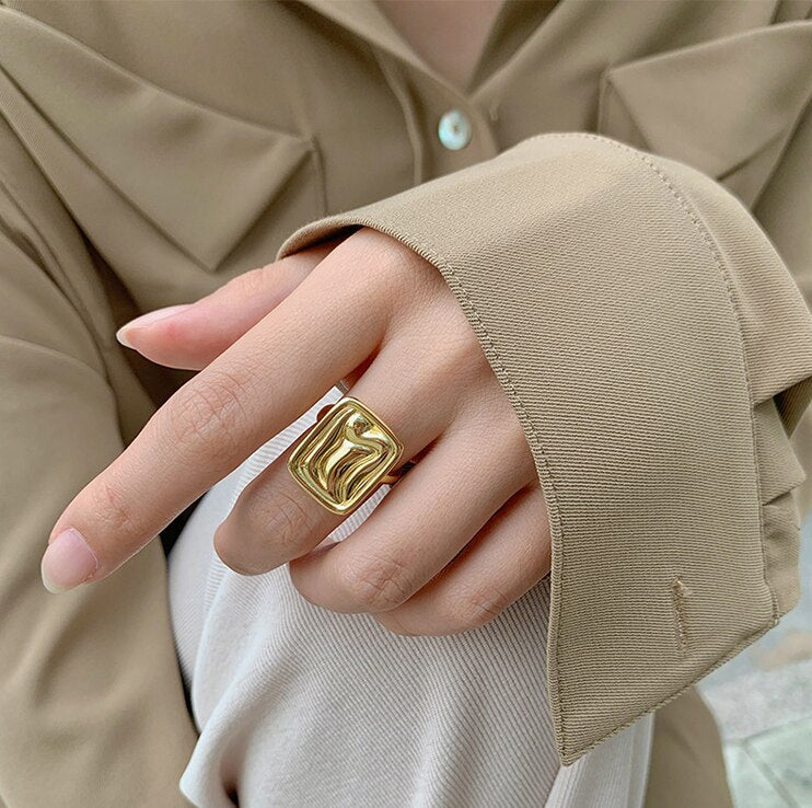 AVEURI  2023 Korea New Design Chic Simple Metallic Gold Personality Twisted Curved Open Ring For Women Girl Party Cold Wind Jewelry Gift