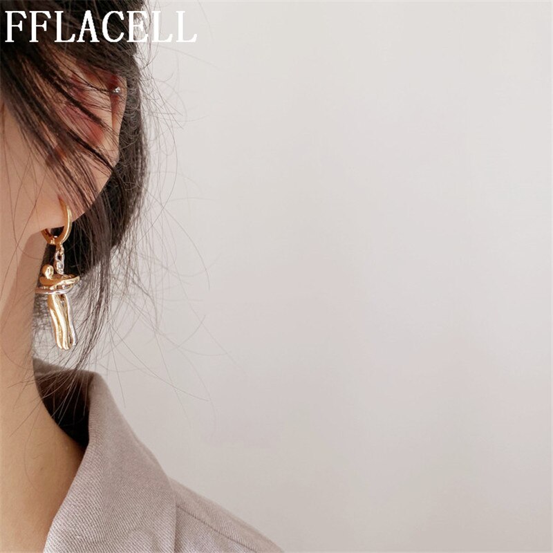AVEURI 2023 New Personality Exaggerated Stereoscopic Two People Hugging Metal Vintage Long Drop Earrings For Women Girls Party