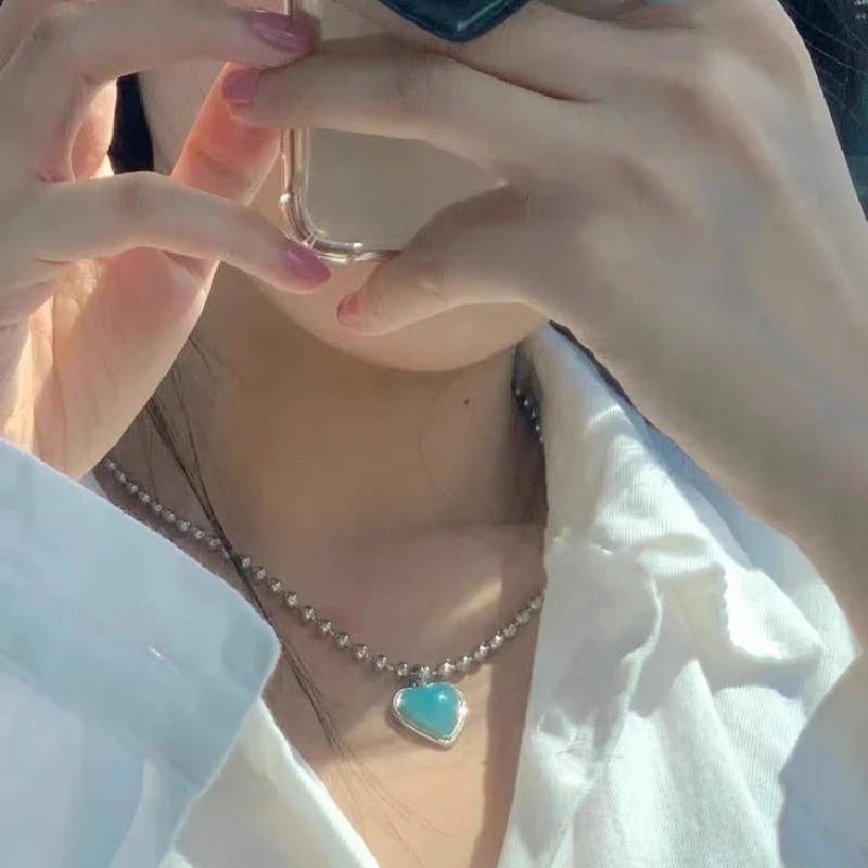 Aveuri 2023 Spring Korean Sweet Vintage Green Opal Love Pendant Romantic Irregular Geometric Beaded Necklace For Women Jewelry Gifts