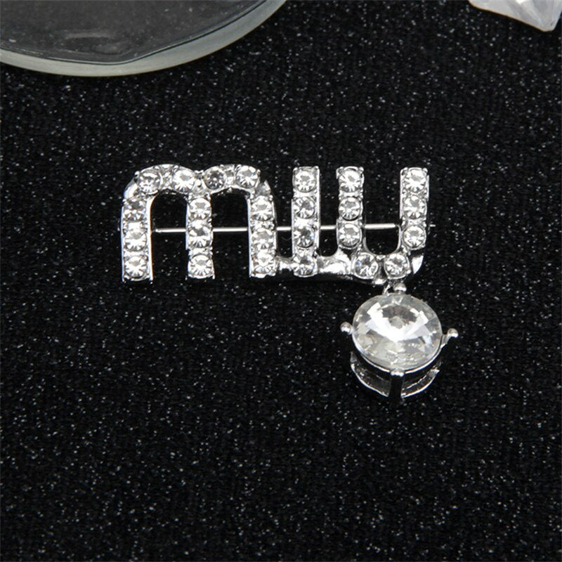 Aveuri 2023 Exquisite Luxury MIU Letters Inlaid Shiny Full Zircon Brooch Earrings Female Fashion Personality Temperament Trend Jewelry
