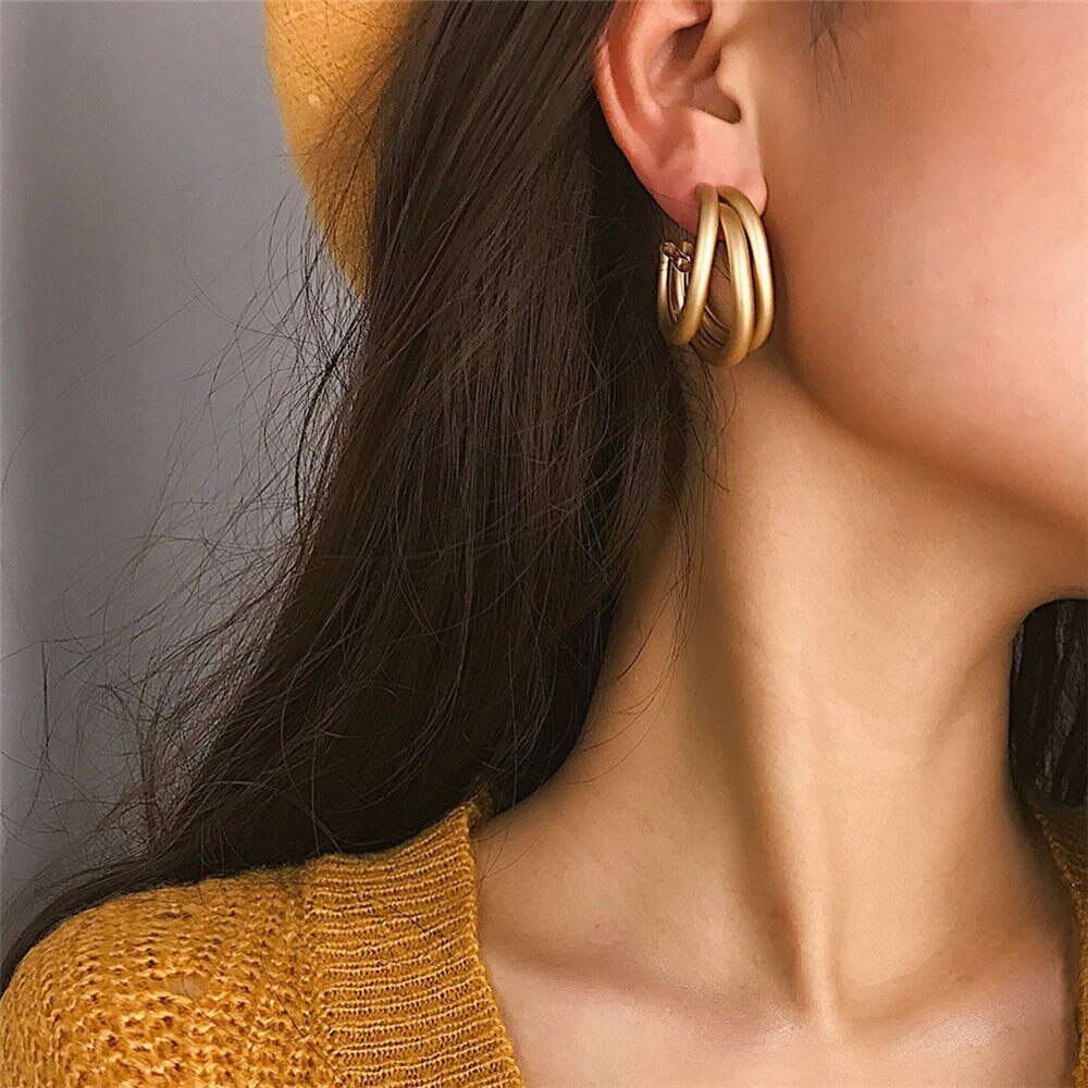 Aveuri 2022 Punk Simple Gold Metal Tri Hoop Earring For Women Stylish Geometric Line Half Circle Earring Stud Design Fashion Jewelry